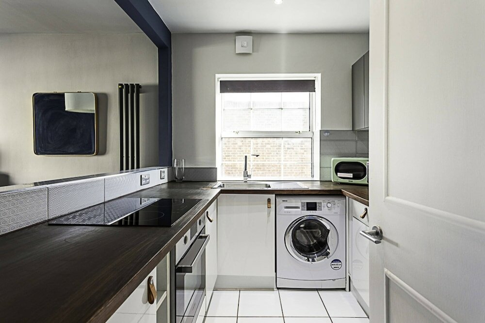 Фото Beautiful Aldgate Apartment
