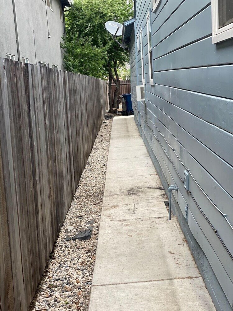 Фото Whole Family - Barrette - back - Hostel