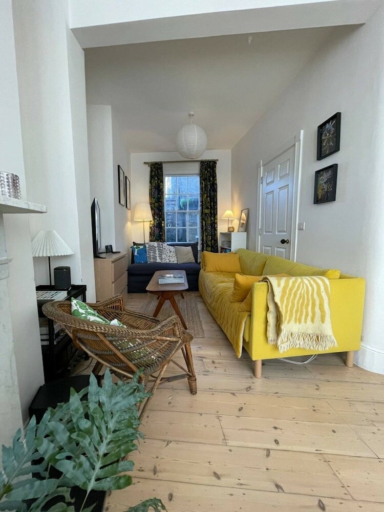 Фото Beautiful 4 Bedroom Family Home in Clerkenwell