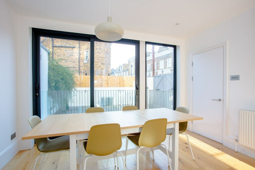 Фото Newly Refurbished Modern 3 Bedroom Apartment in Affluent Fulham