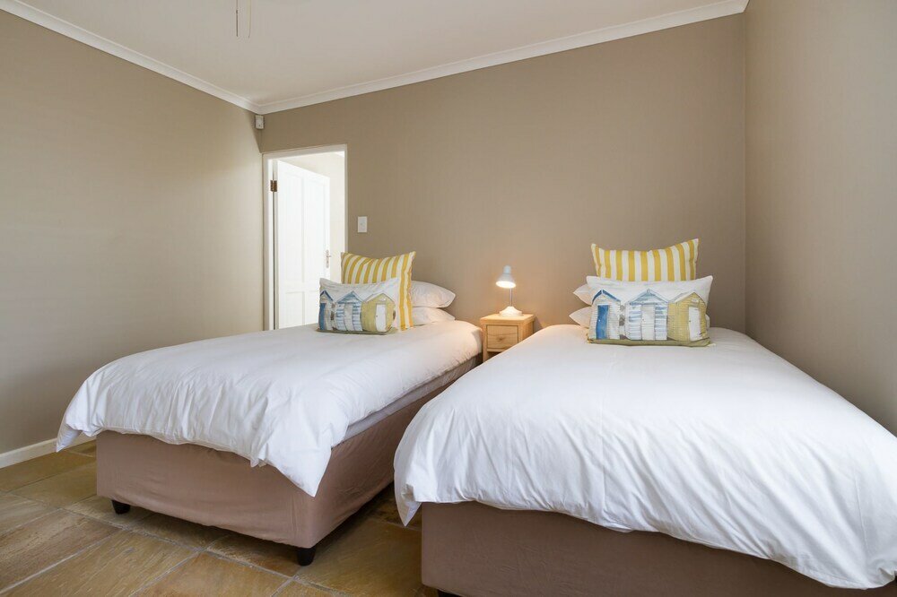 Фото Fin Whale Beach House