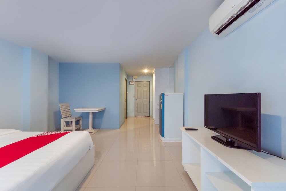 Фото Oyo 75363 V Place Apartment