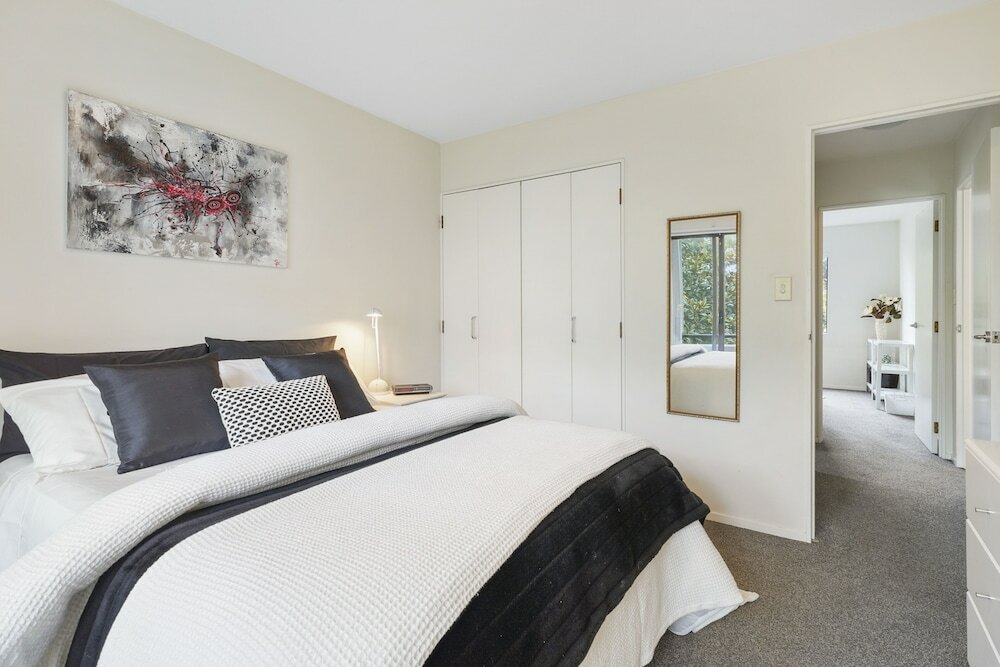 Фото Stylish Central 2br Apt nr Hospital