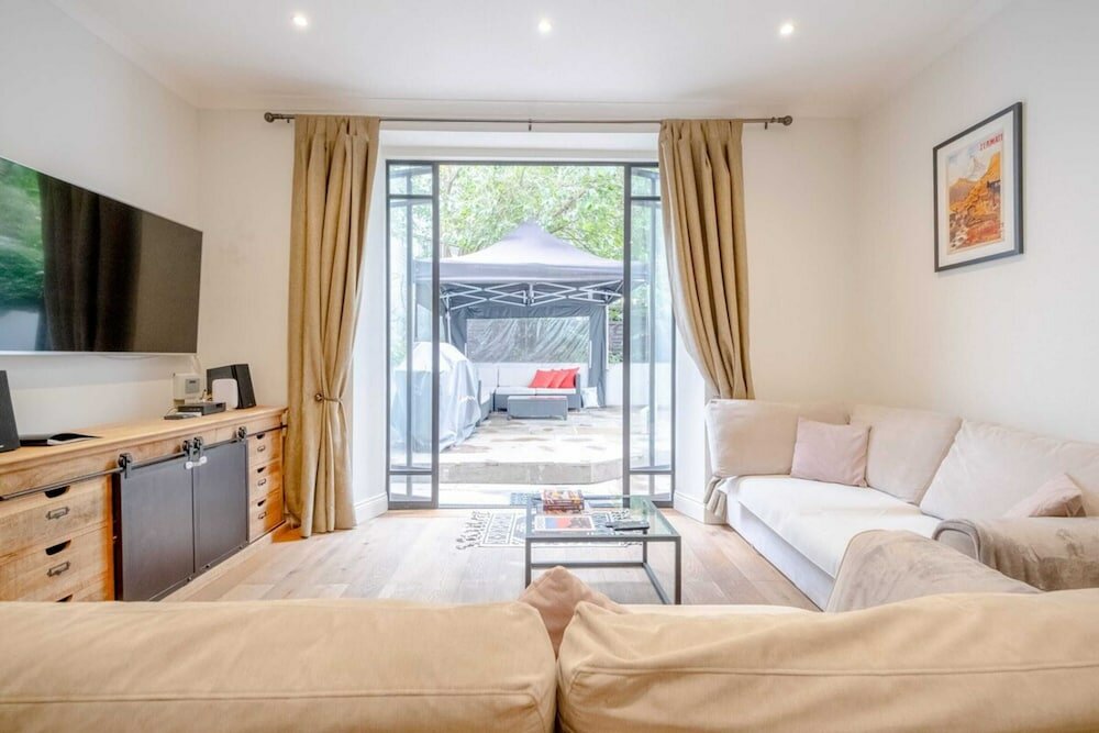 Фото Gorgeous 2bd Flat With Patio - South Kensington!