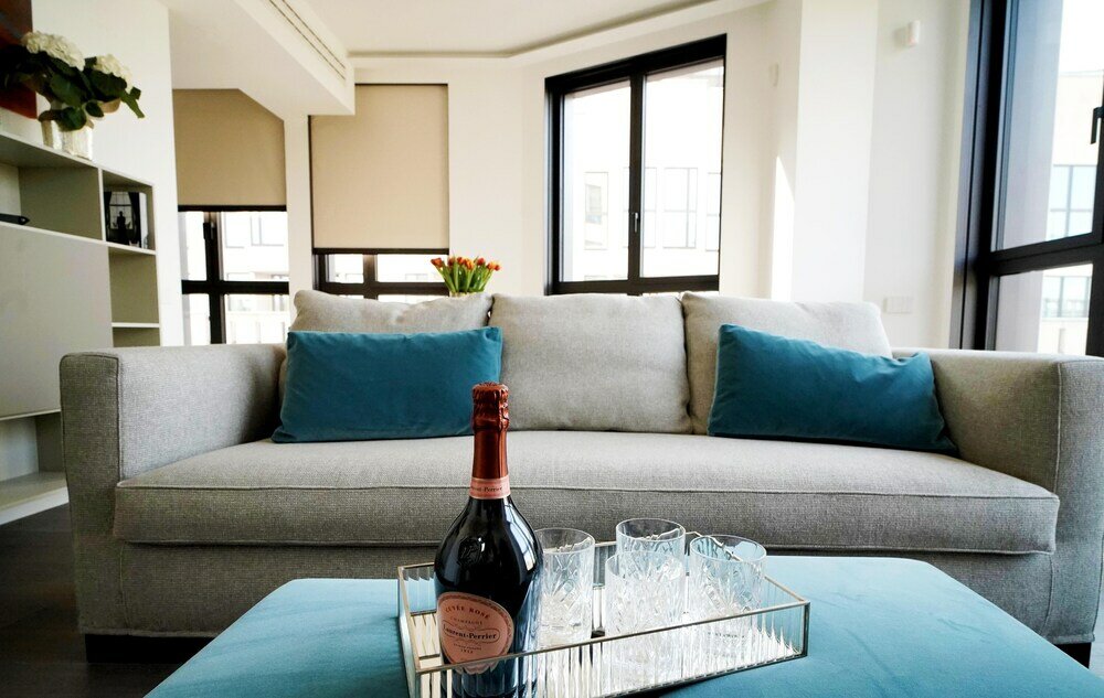 Фото San Babila Modern Apartment