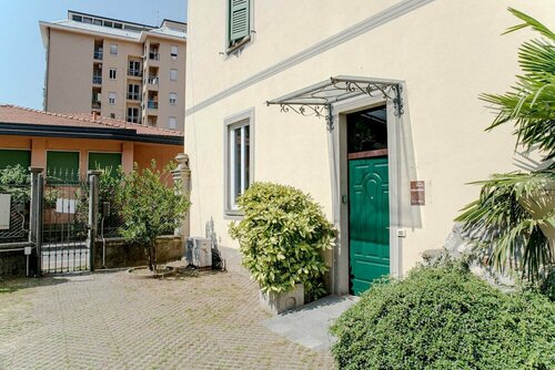 Гостиница Downtown Rooms в Брунате