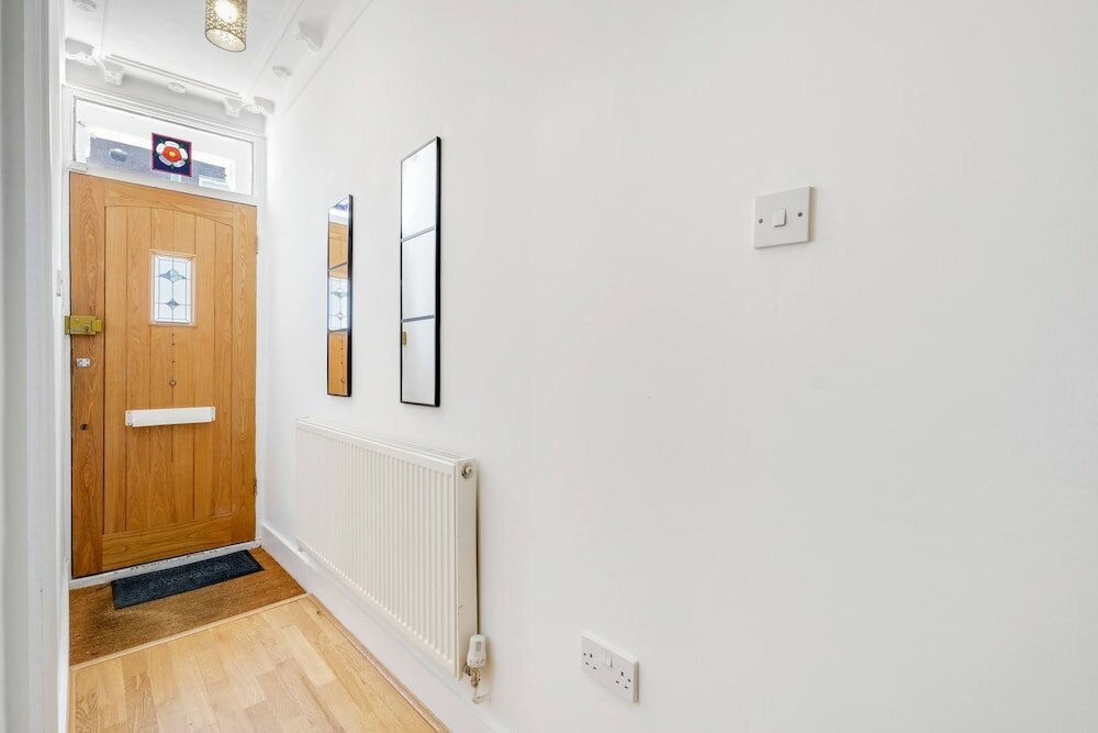 Фото Luxury 3 Bedroom 2 Bathroom House Fulham