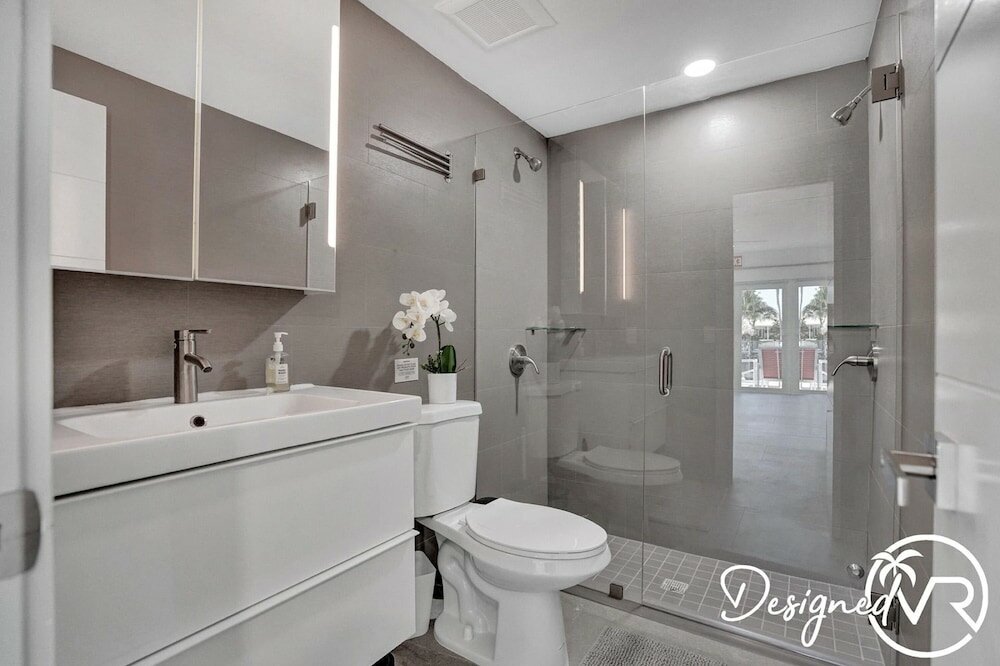 Фото 3-storey Home with Beautiful Lake View