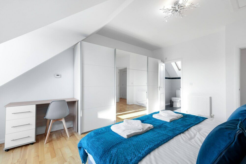 Фото Lindsey Serviced 4 Bedroom 2 Bath house