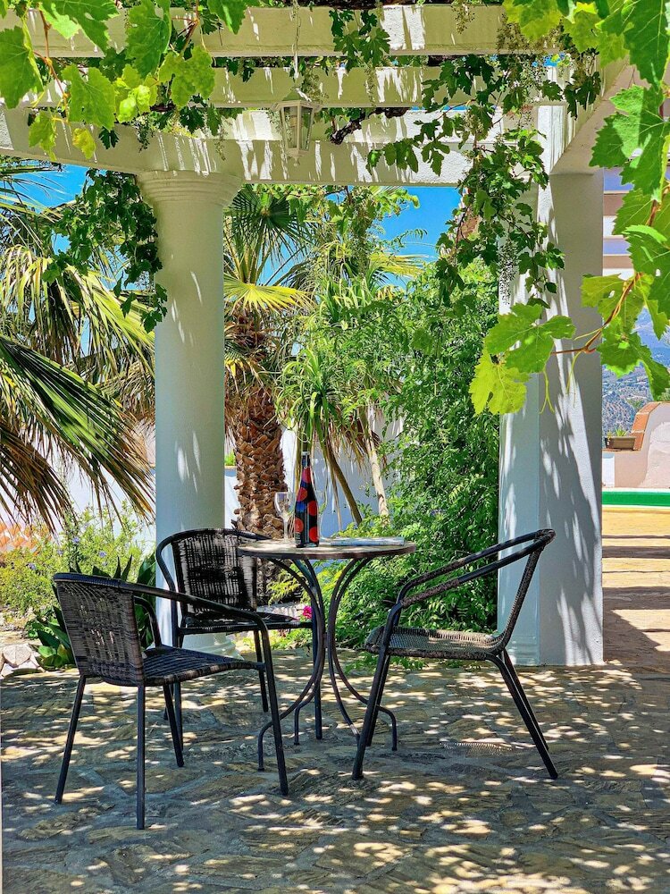 Фото Private, Bright, Spacious House with Pool & Hot Tub