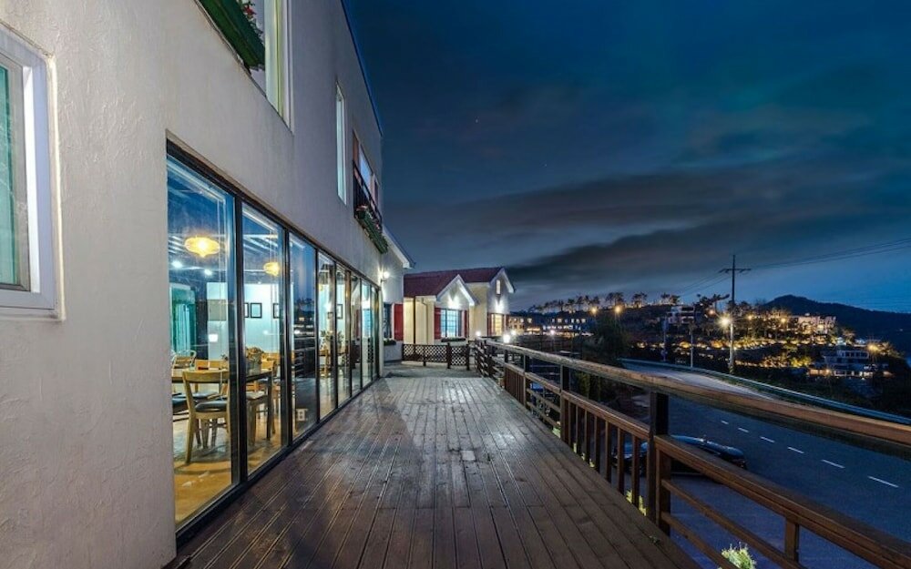 Фото Yeosu Maison Blanche Pension