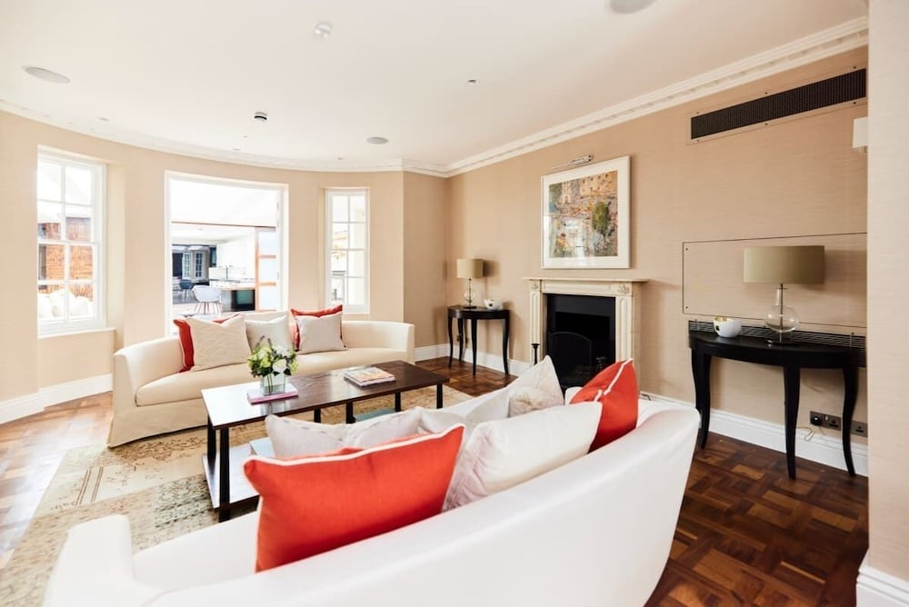 Фото The Chelsea Escape - Spacious 5bdr Flat With Garden
