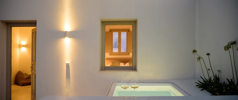 Фото Oia Treasures Art Suites