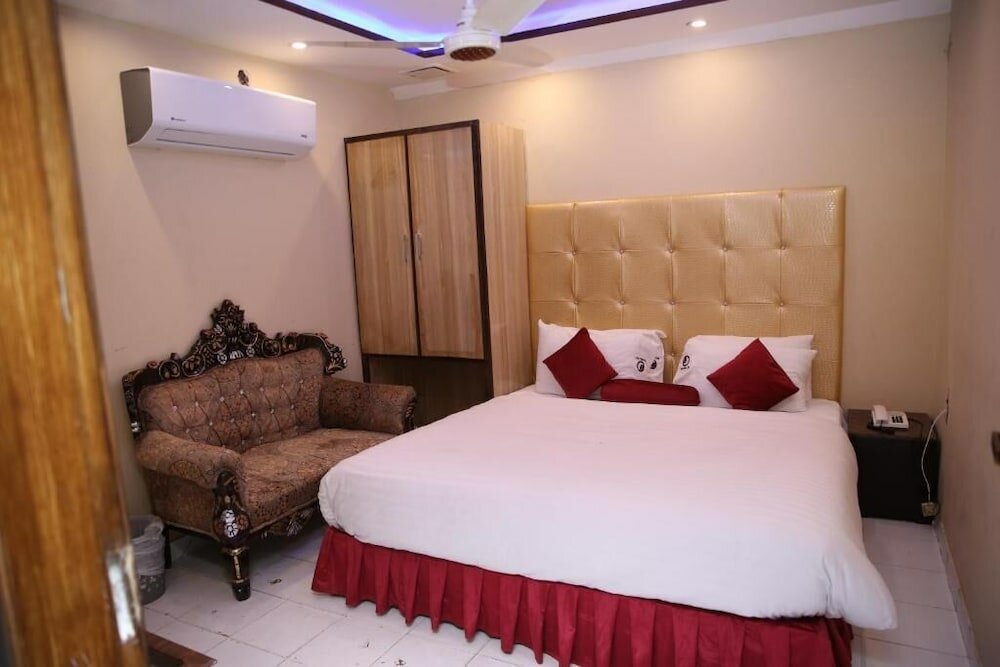 Фото Premier Inn Gulberg Lahore
