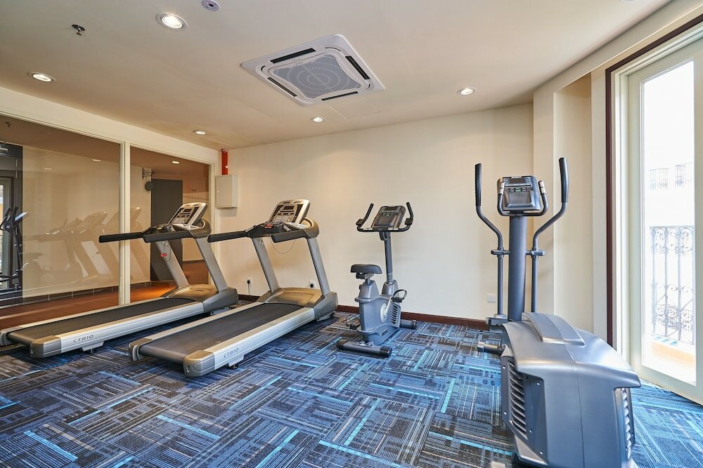 Фото Oyo Home 44077 The Platinum Hotel & Suites- King