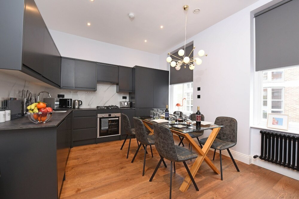 Фото Stylish & Spacious Deluxe Apartments near Victoria Station