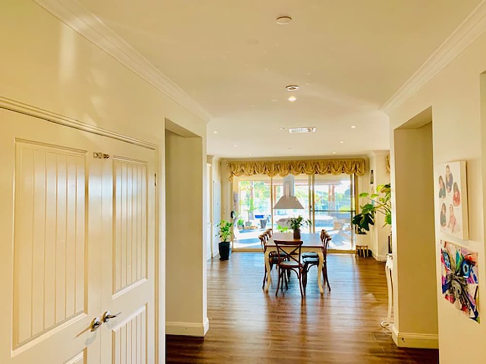 Фото Grand Gippsland Home Sleeps Up To 28