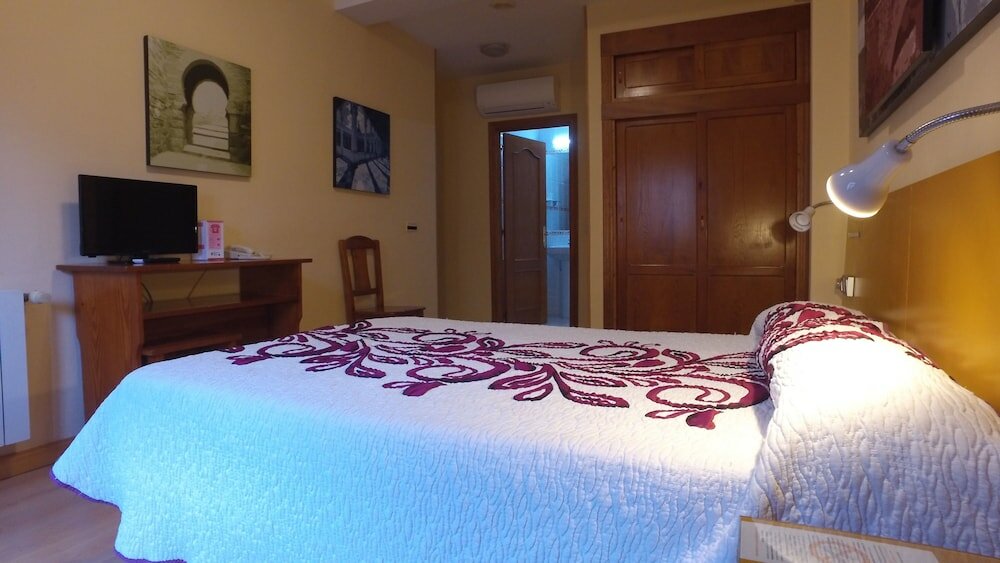 Фото Hostal Santo Tomé