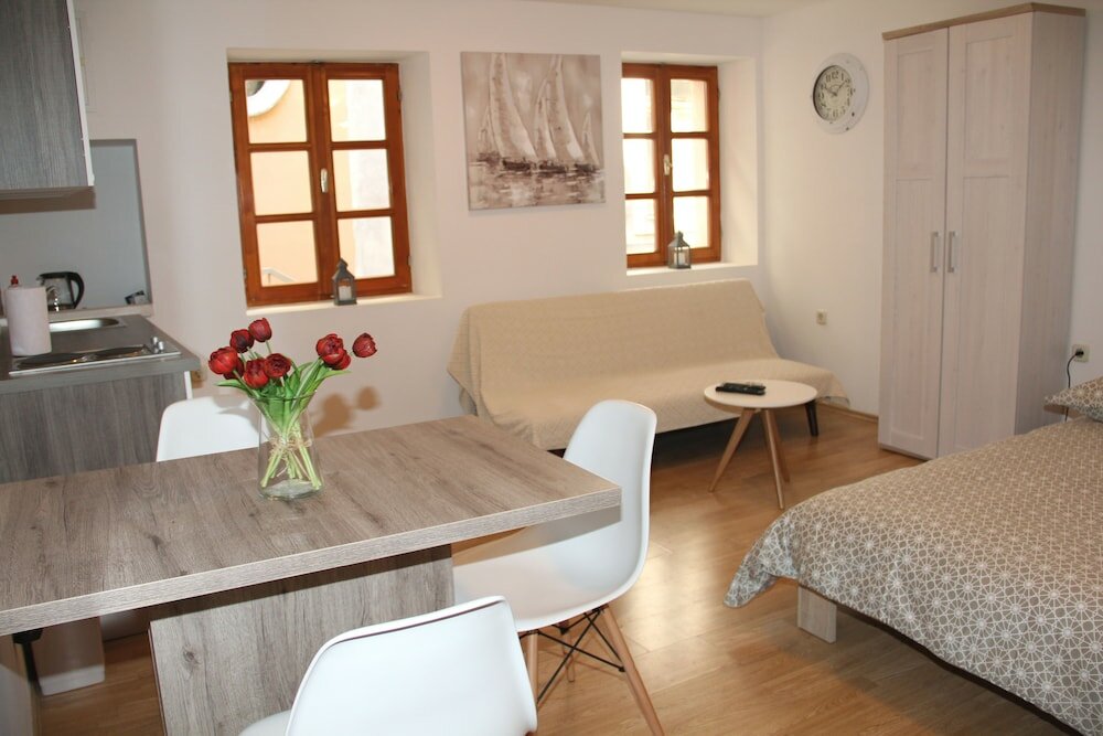 Фото Old Theatre Rooms and Apartments