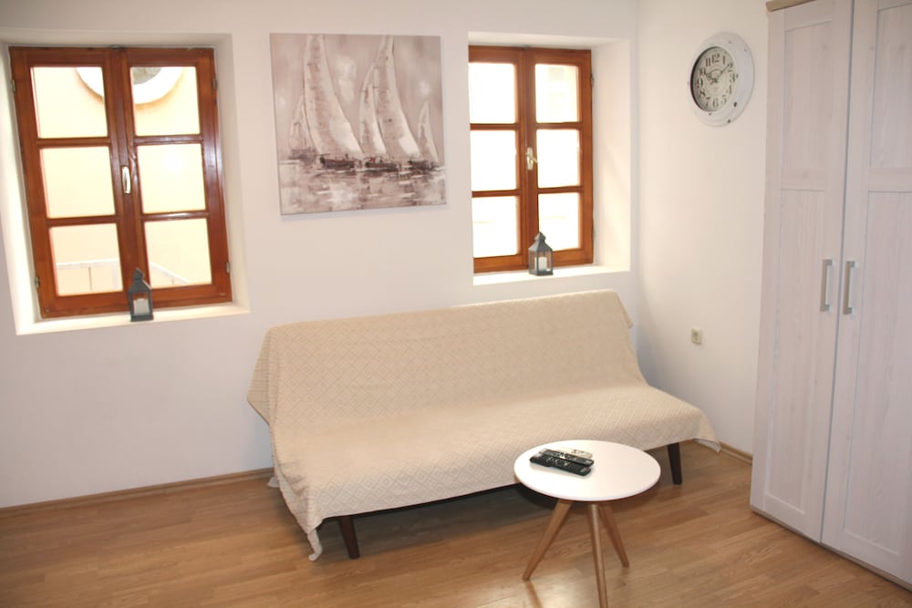 Фото Old Theatre Rooms and Apartments