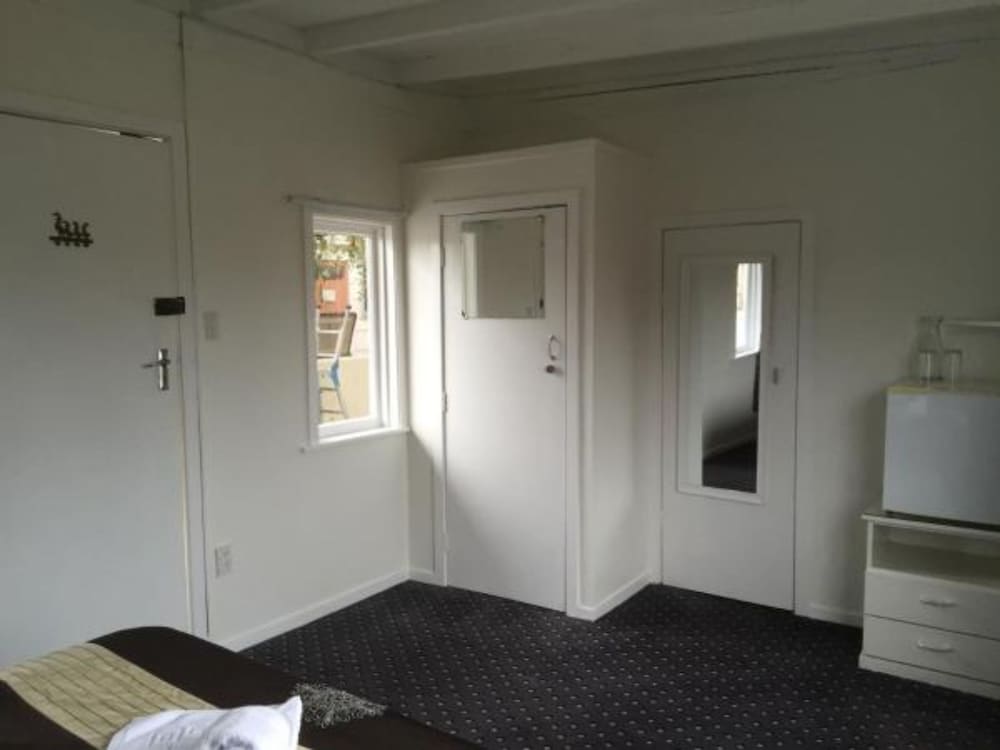 Фото Kokatahi Valley Country Inn