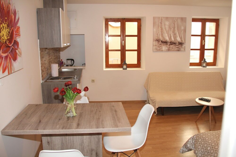 Фото Old Theatre Rooms and Apartments