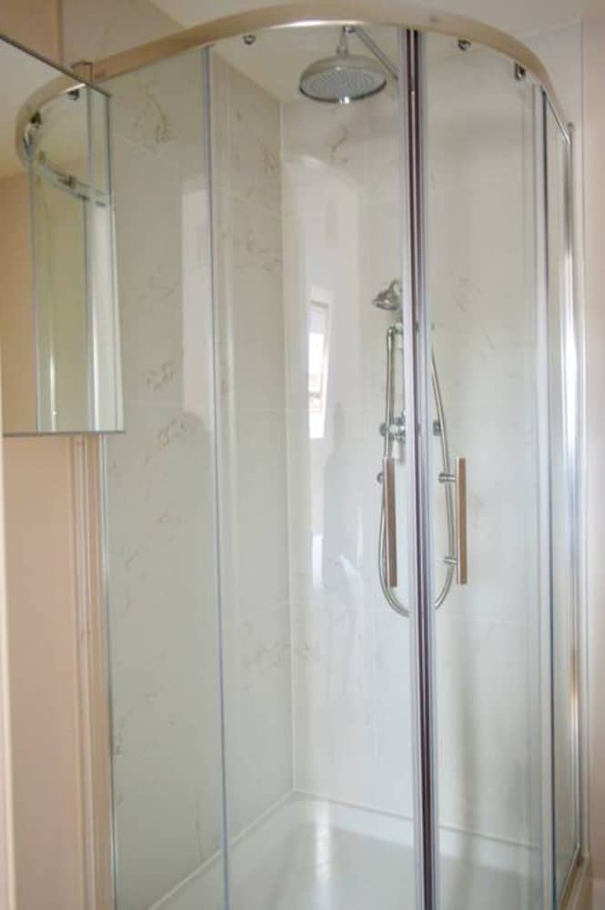 Фото 4 Bedroom Clock Tower Apartment in Central Edinburgh