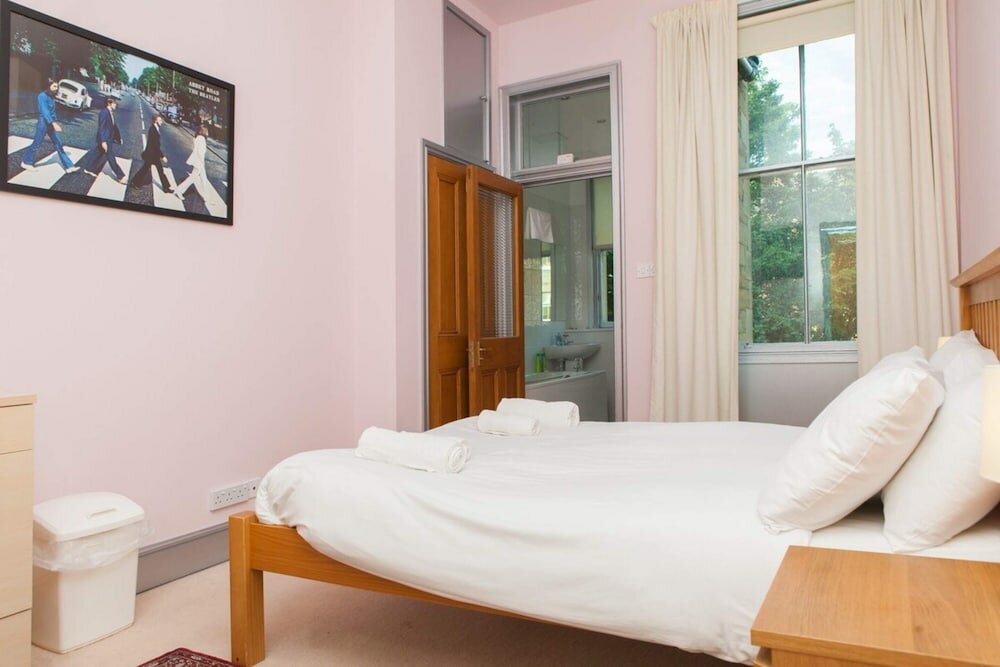 Фото Stylish 3 Bedroom Apartment