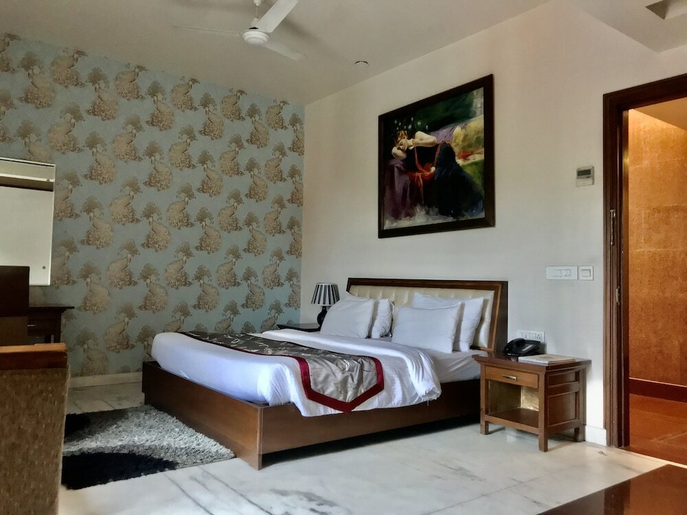 Фото Leela Grande Hotel