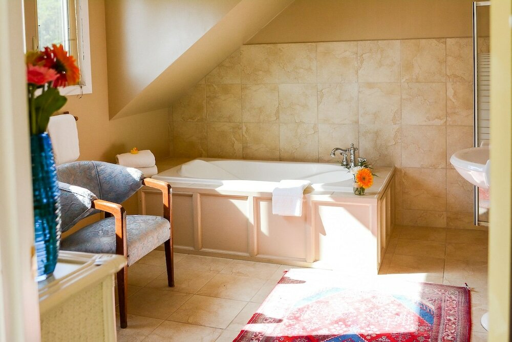 Фото Dashwood Manor Seaside Bed & Breakfast