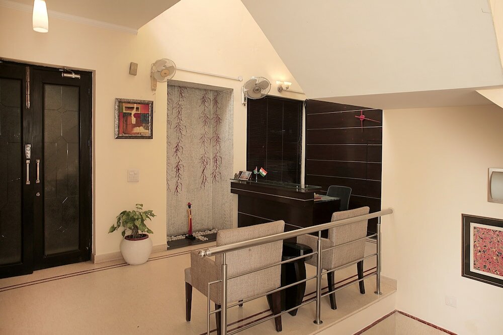 Фото Ahuja Residency Cyber City I