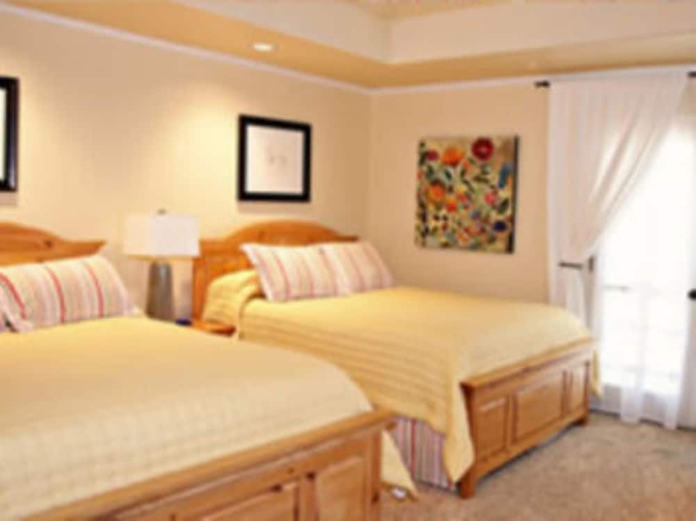 Фото Live Oaks Bed and Breakfast