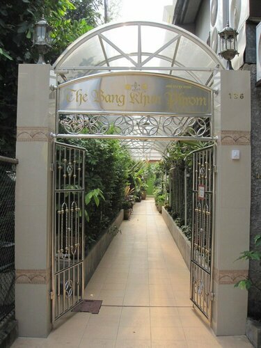 Гостиница The Bang Khun Phrom Suites