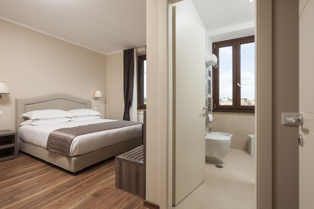 Фото Window on Rome