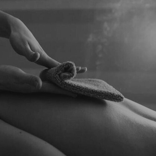 Трусики, ит стиліндегі әйелдің суреті