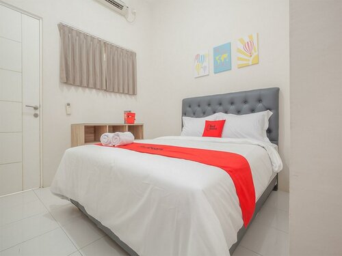 Гостиница RedDoorz near Ciputra Golf Surabaya в Сурабае