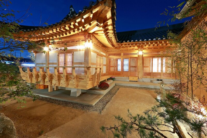 Гостевой дом Wiyeonjae Hanok Stay в Кенджу