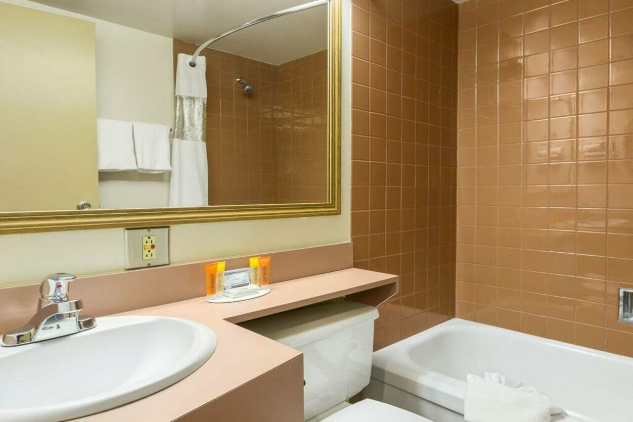 Фото Travelodge Edmonton East