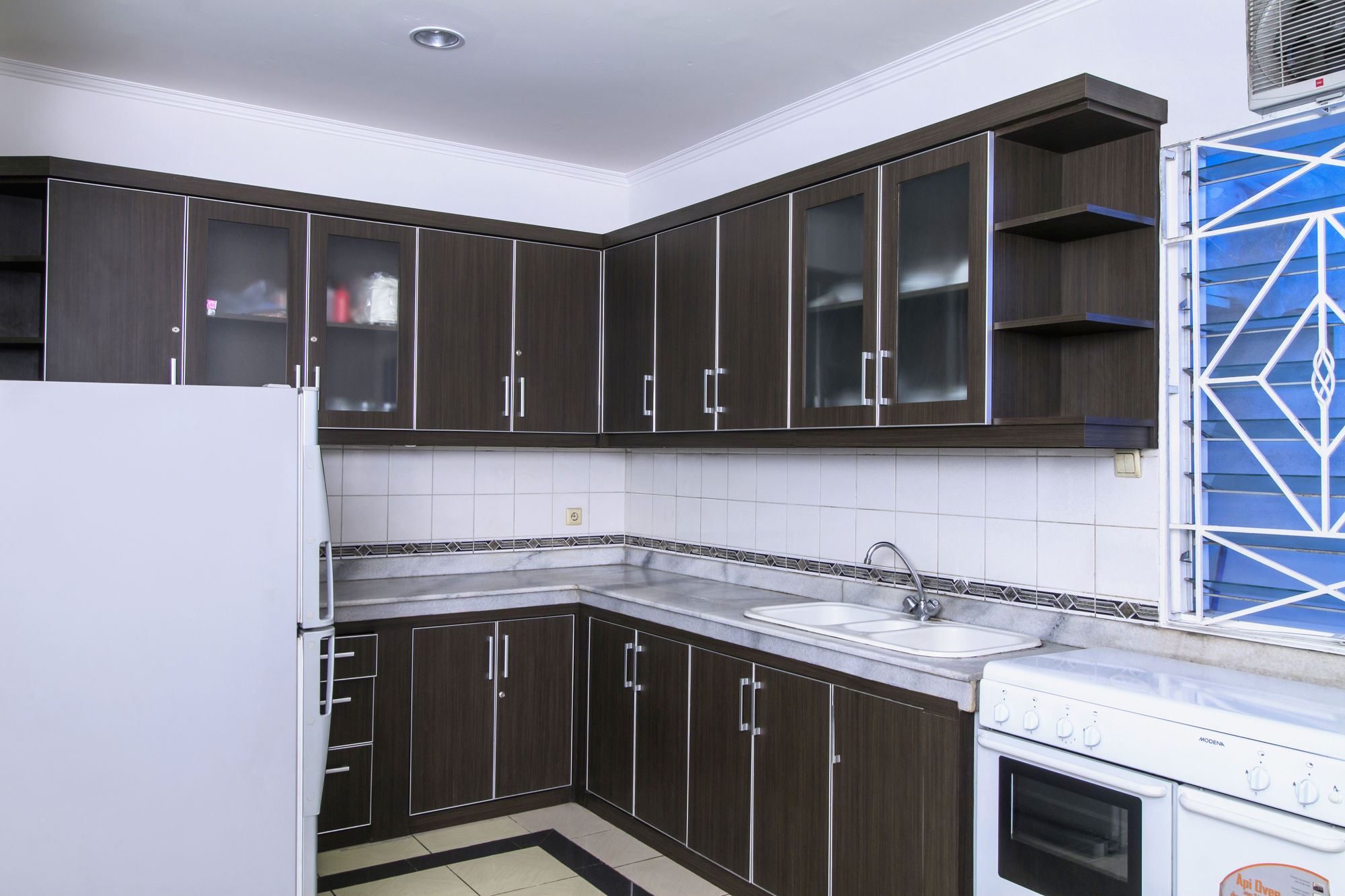 Фото RedDoorz Plus @ Tendean