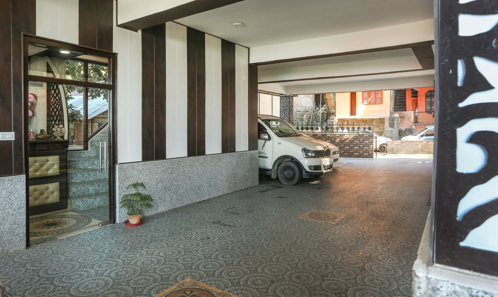 Фото Treebo Trend Roshan House