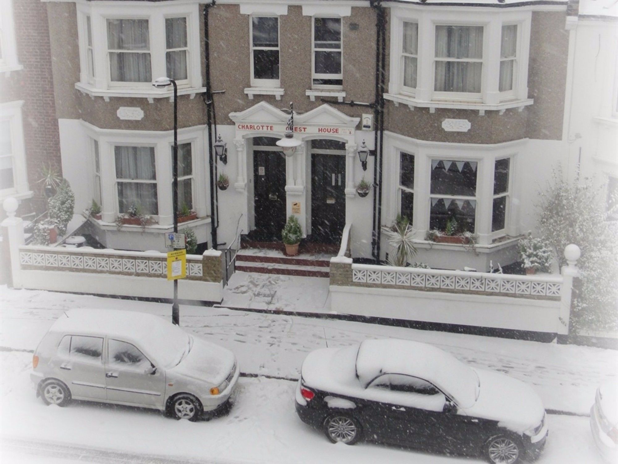 Фото Charlotte Guest House