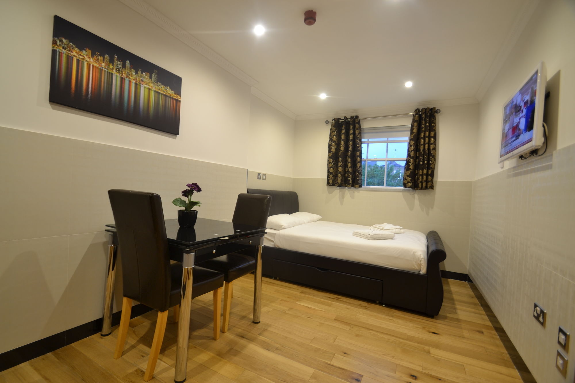 Фото Hyde Park Apartments