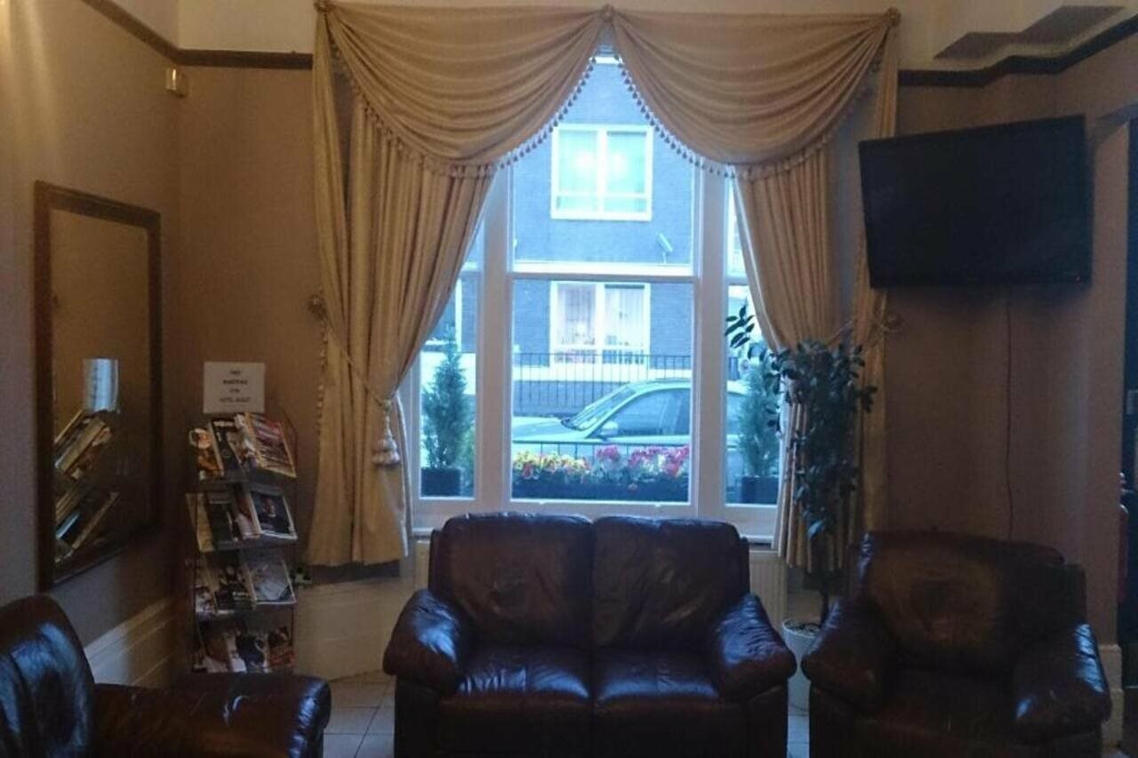 Фото Hyde Park Court Hotel