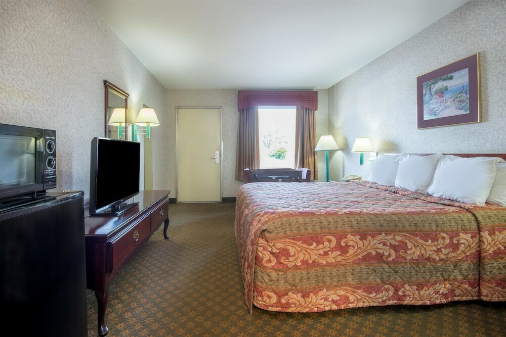 Фото Days Inn by Wyndham Greenville