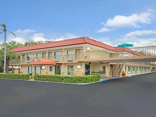 Внешний вид отеля Days Inn by Wyndham Clearwater/Gulf to Bay в Клеруотере, фото 3