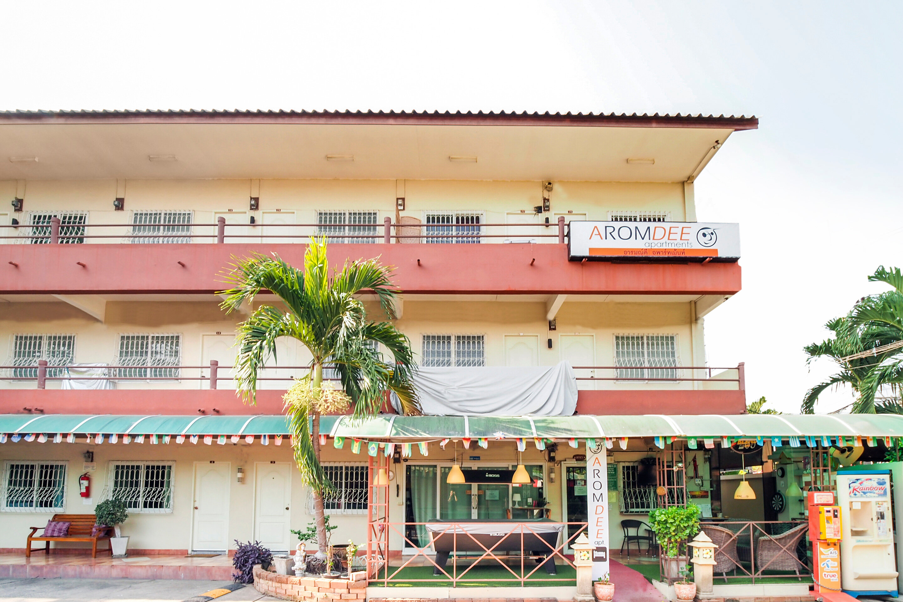 Фото Oyo 838 Aromdee Apartment