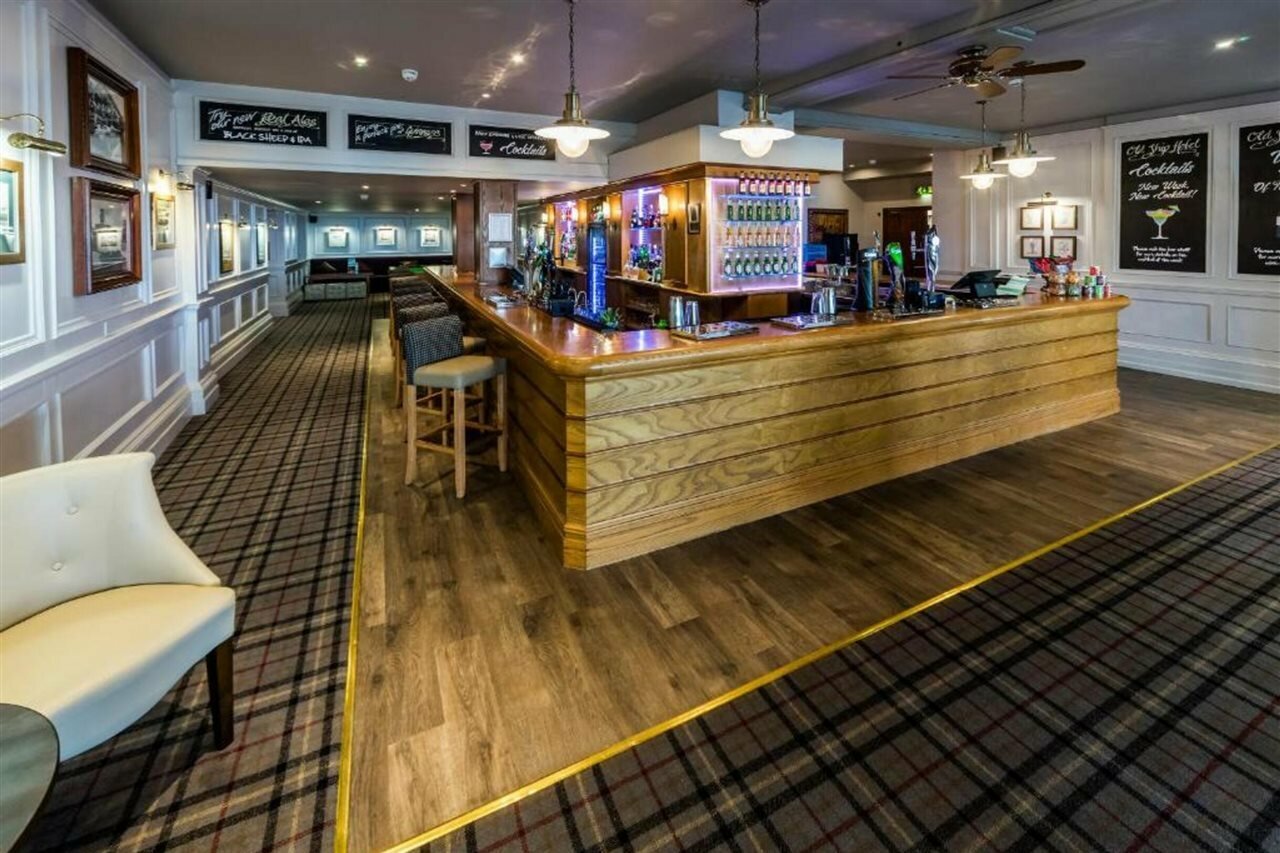 Фото The Old Ship Hotel