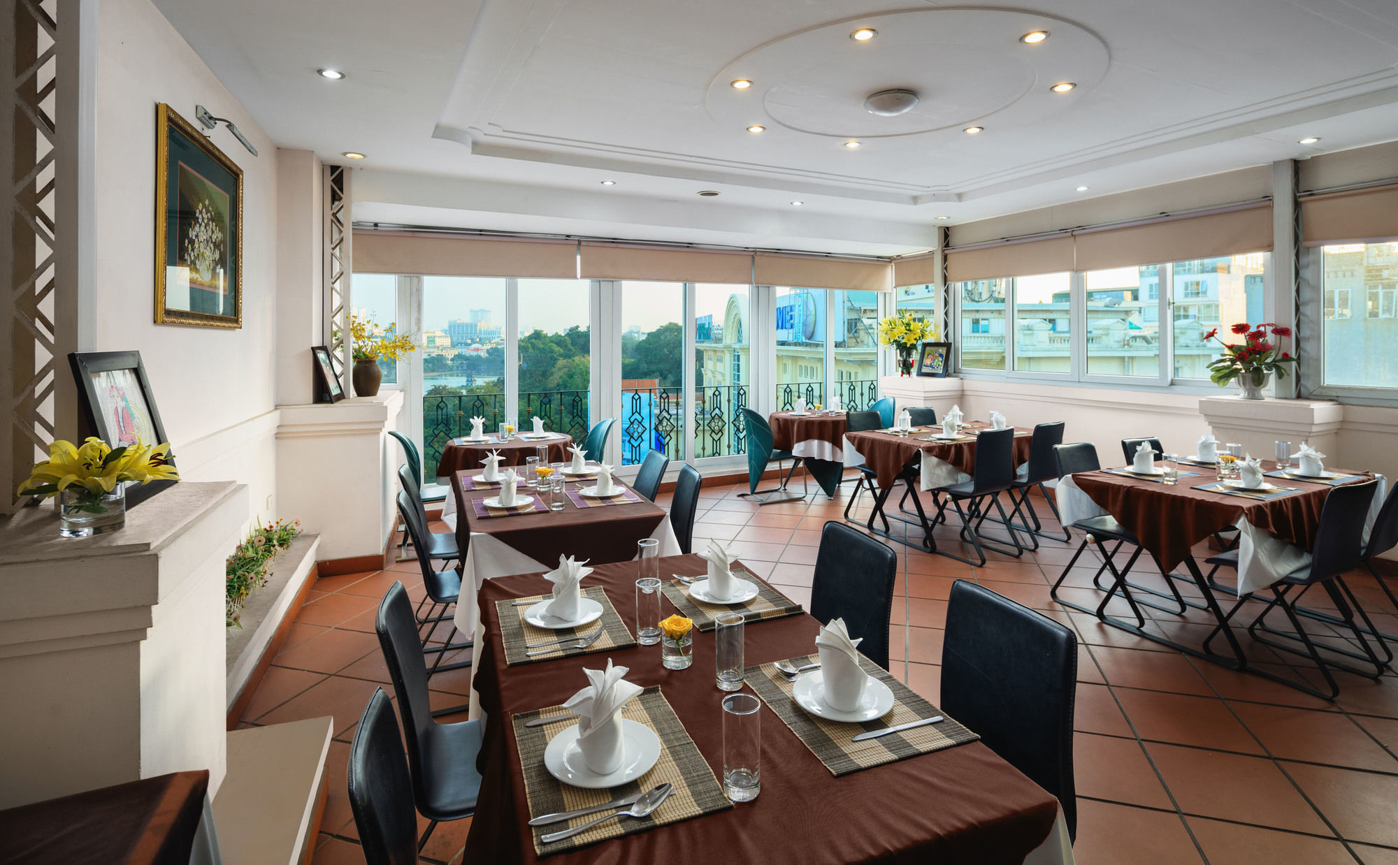 Фото Lakeside Palace Hotel