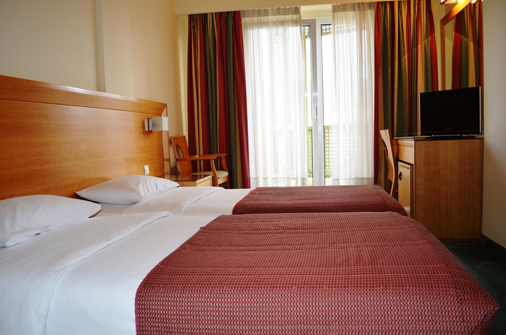 Фото Athinais Hotel