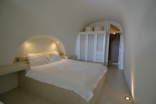 Апартаменты Christina's Cave House